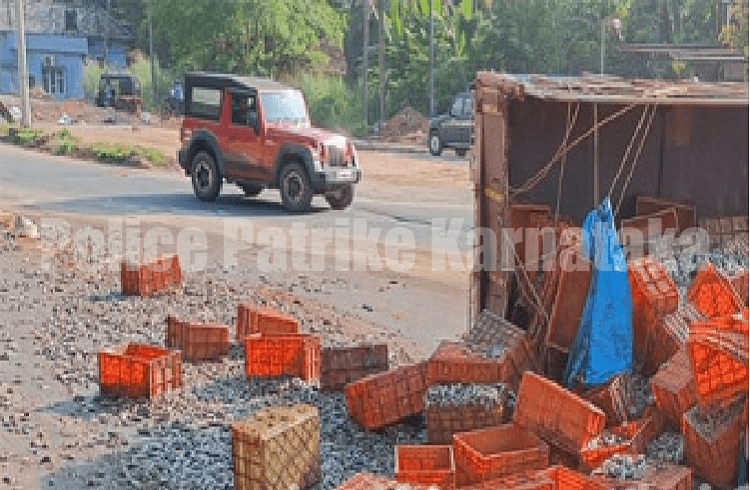 ಚಾಲಕನ ನಿಯಂತ್ರಣ ತಪ್ಪಿ ಮಂಗಳೂರಲ್ಲಿ ಮೀನಿನ ಲಾರಿಪಲ್ಟಿ : ಚಾಲಕನಿಗೆ ಗಂಭೀರ