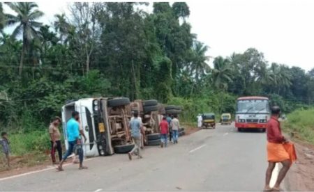 ವಿಟ್ಲ: ಚಾಲಕನ ನಿಯಂತ್ರಣ ತಪ್ಪಿ ರಸ್ತೆಗೆ ಉರುಳಿ ಬಿದ್ದ ಲಾರಿ
