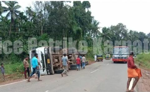 ವಿಟ್ಲ: ಚಾಲಕನ ನಿಯಂತ್ರಣ ತಪ್ಪಿ ರಸ್ತೆಗೆ ಉರುಳಿ ಬಿದ್ದ ಲಾರಿ