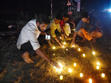 ಬೆಳ್ತಂಗಡಿ: ರಸ್ತೆ ಗುಂಡಿಗಳಲ್ಲಿ ದೀಪಾವಳಿ ಆಚರಿಸಿ ವಿನೂತನ ಪ್ರತಿಭಟನೆ