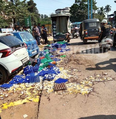 ಮಂಗಳೂರು: ರಸ್ತೆ ಬದಿ ನಿಲ್ಲಿಸಿದ್ದ ಮೊಟ್ಟೆ ವಾಹನಕ್ಕೆ ಬಸ್ ಡಿಕ್ಕಿ-ರಸ್ತೆ ಪೂರ್ತಿ ಹರಿದ ಮೊಟ್ಟೆ ಲೋಳೆ..!