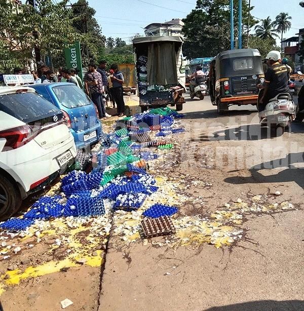 ಮಂಗಳೂರು: ರಸ್ತೆ ಬದಿ ನಿಲ್ಲಿಸಿದ್ದ ಮೊಟ್ಟೆ ವಾಹನಕ್ಕೆ ಬಸ್ ಡಿಕ್ಕಿ-ರಸ್ತೆ ಪೂರ್ತಿ ಹರಿದ ಮೊಟ್ಟೆ ಲೋಳೆ..!