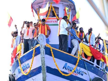 ಮಲ್ಪೆಯ ಸಮುದ್ರ ಮಧ್ಯದಲ್ಲಿ ಸುಮಾರು 145 ಬೋಟುಗಳಲ್ಲಿ ಕೋಟಿ ಕಂಠ ಗಾಯನ