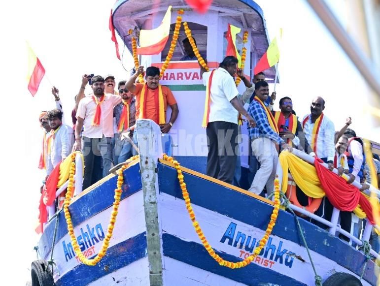 ಮಲ್ಪೆಯ ಸಮುದ್ರ ಮಧ್ಯದಲ್ಲಿ ಸುಮಾರು 145 ಬೋಟುಗಳಲ್ಲಿ ಕೋಟಿ ಕಂಠ ಗಾಯನ