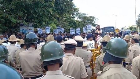 ಸುರತ್ಕಲ್ ಟೋಲ್’ಗೇಟ್ ಮುತ್ತಿಗೆ – ಹೋರಾಟಗಾರರು ಪೊಲೀಸರ ವಶಕ್ಕೆ