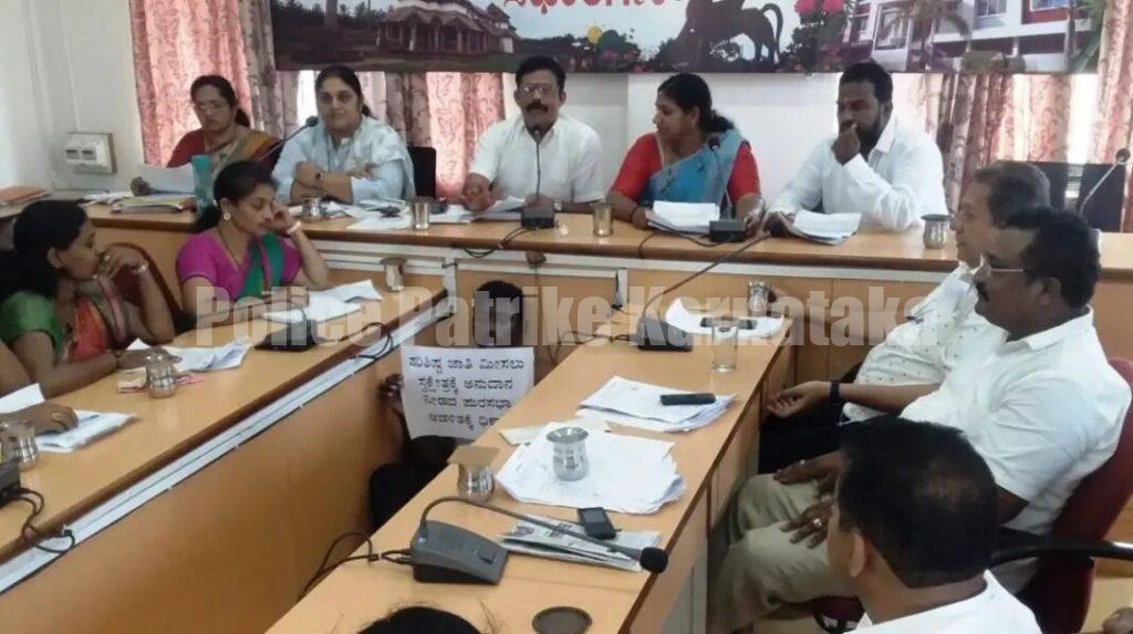 ಮೂಡಬಿದ್ರಿ: ಅನುದಾನ ಬಿಡುಗಡೆಯಲ್ಲಿ ತಾರತಮ್ಯ, ಸಾಮಾನ್ಯ ಸಭೆಯಲ್ಲಿ ಅಂಗಿ ಕಳಚಿ ಪ್ರತಿಭಟನೆ