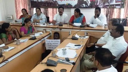 ಮೂಡಬಿದ್ರಿ: ಅನುದಾನ ಬಿಡುಗಡೆಯಲ್ಲಿ ತಾರತಮ್ಯ, ಸಾಮಾನ್ಯ ಸಭೆಯಲ್ಲಿ ಅಂಗಿ ಕಳಚಿ ಪ್ರತಿಭಟನೆ