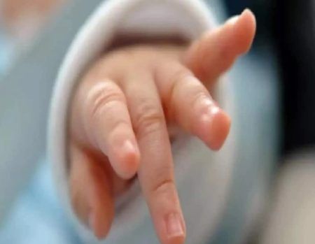 ಹೆರಿಗೆ ಮಾಡಿಸುವ ವೇಳೆ ದಾದಿಯರ ಎಡವಟ್ಟು, ನವಜಾತ ಶಿಶುವಿನ ಕೈ ಮುರಿತ