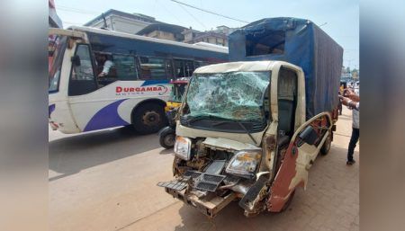 ಉಡುಪಿ: ಬಸ್ಸಿಗೆ ಹಿಂದಿನಿಂದ ಡಿಕ್ಕಿ ಹೊಡೆದ ಗೂಡ್ಸ್ ಟೆಂಪೋ ರಿಕ್ಷಾ