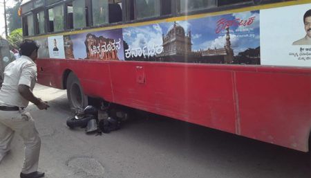 ಉಪ್ಪಿನಂಗಡಿ: ಬೈಕ್ –ಬಸ್ ನಡುವೆ ಭೀಕರ ಅಪಘಾತ: ಬಸ್ಸಿನಡಿಗೆ ಸಿಲುಕಿದ ಬೈಕ್