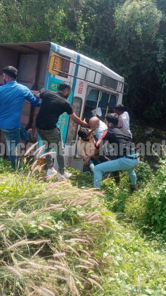 ಮಂಜೇಶ್ವರ: ರಸ್ತೆ ಬದಿಗೆ ಮಗುಚಿ ಬಿದ್ದ KSRTC ಬಸ್