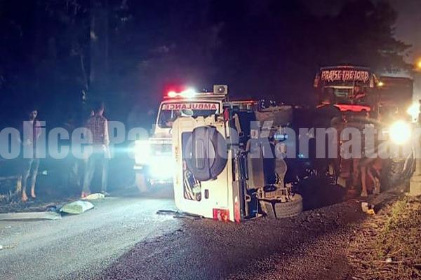 ಬೆಳ್ತಂಗಡಿ ಸೇತುವೆ ಬಳಿ ಮಗುಚಿ ಬಿದ್ದ ಆ್ಯಂಬುಲೆನ್ಸ್: ಓರ್ವ ವೈದ್ಯ ಸಹಿತ, ಮೂವರಿಗೆ ಗಾಯ