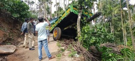 ಬೆಳ್ತಂಗಡಿ: ಕಬ್ಬಿಣ ಸಾಗಿಸುತ್ತಿದ್ದ ಟ್ರ್ಯಾಕ್ಟರ್ ಪಲ್ಟಿಯಾಗಿ ಓರ್ವ ಸಾವು..!