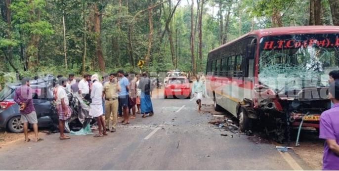 ಕಾರ್ಕಳದಲ್ಲಿ ಬೆಳ್ಳಂಬೆಳಗ್ಗೆ ಭೀಕರ ಅಪಘಾತ: ಬಸ್ -ಕಾರ್ ಮುಖಾಮುಖಿ ಡಿಕ್ಕಿ