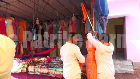 ಉಡುಪಿಯಲ್ಲಿ ಮುಂದುವರೆದ ಧರ್ಮದಂಗಲ್;ದೇವಸ್ಥಾನ ವ್ಯಾಪ್ತಿಯ ಹೊರಗೆ ಅನ್ಯಧರ್ಮೀಯರ ವ್ಯಾಪಾರ-ಅಂಗಡಿಗಳ ಮುಂದೆ ಕೇಸರಿ ಬಾವುಟ