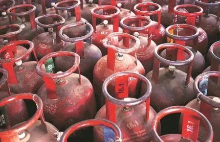 ಹೊಸ ವರ್ಷದ ಮೊದಲ ದಿನವೇ ಬಿಗ್ ಶಾಕ್: ಗ್ಯಾಸ್ ಸಿಲಿಂಡರ್ ಬೆಲೆ ರೂ.25 ಹೆಚ್ಚಳ