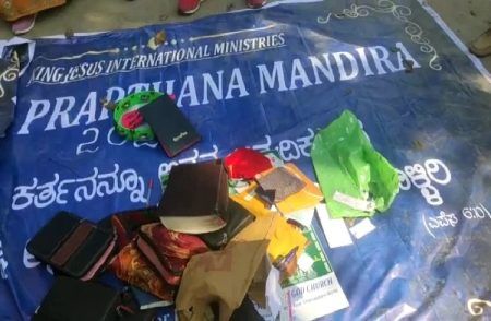 ಮಡಿಕೇರಿಯಲ್ಲಿ ಆದಿವಾಸಿಗಳನ್ನ ಕ್ರಿಶ್ಚಿಯನ್ ಧರ್ಮಕ್ಕೆ ಮತಾಂತರ : ಬಜರಂಗದಳದ ಕಾರ್ಯಕರ್ತರು ತರಾಟೆ