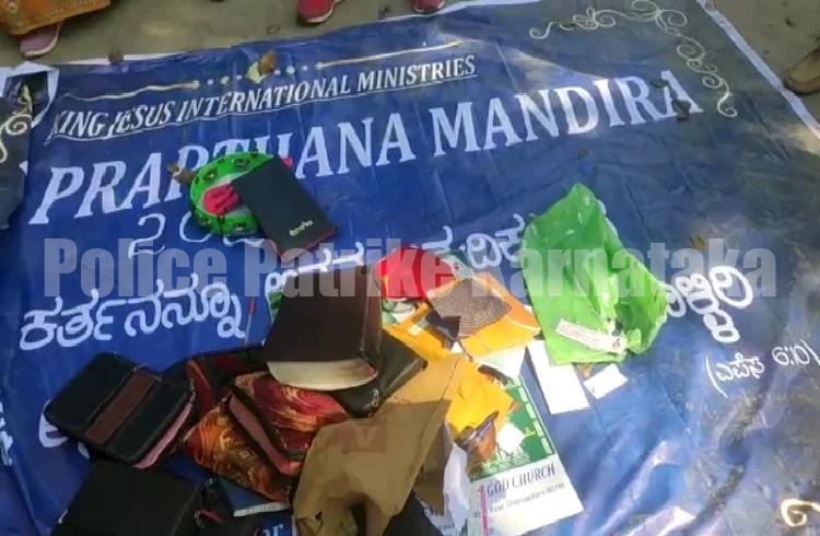 ಮಡಿಕೇರಿಯಲ್ಲಿ ಆದಿವಾಸಿಗಳನ್ನ ಕ್ರಿಶ್ಚಿಯನ್ ಧರ್ಮಕ್ಕೆ ಮತಾಂತರ : ಬಜರಂಗದಳದ ಕಾರ್ಯಕರ್ತರು ತರಾಟೆ