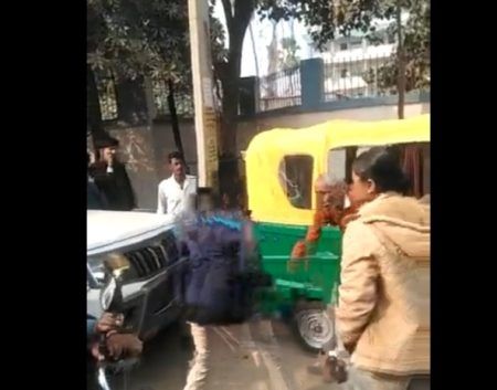 ರಸ್ತೆಯಲ್ಲೇ ವೃದ್ಧನಿಗೆ ಲಾಠಿಯಿಂದ ಥಳಿಸಿದ ಇಬ್ಬರು ಮಹಿಳಾ ಪೊಲೀಸರು