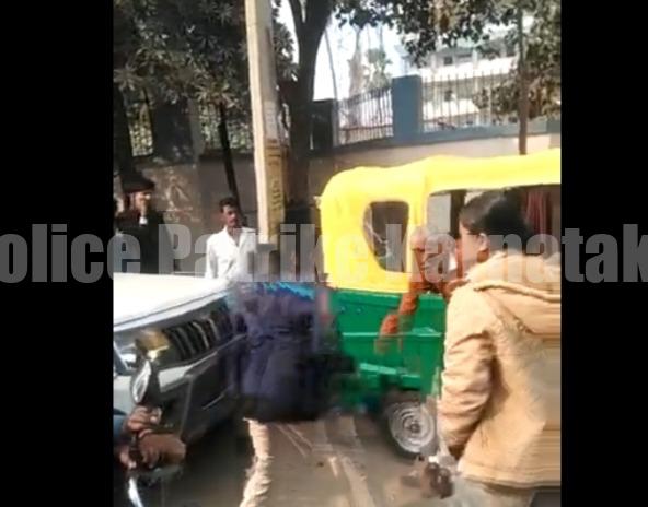ರಸ್ತೆಯಲ್ಲೇ ವೃದ್ಧನಿಗೆ ಲಾಠಿಯಿಂದ ಥಳಿಸಿದ ಇಬ್ಬರು ಮಹಿಳಾ ಪೊಲೀಸರು