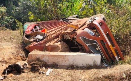 ಕಡಬ: ಚರಂಡಿಗೆ ಉರುಳಿ ಬಿದ್ದ ಮೊಟ್ಟೆ ಸಾಗಾಟದ ಲಾರಿ..!