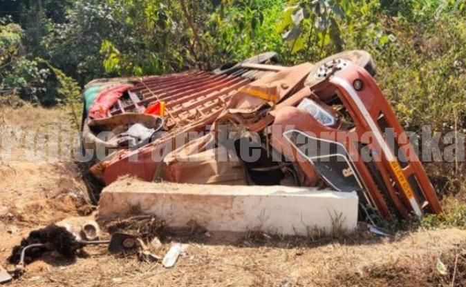 ಕಡಬ: ಚರಂಡಿಗೆ ಉರುಳಿ ಬಿದ್ದ ಮೊಟ್ಟೆ ಸಾಗಾಟದ ಲಾರಿ..!