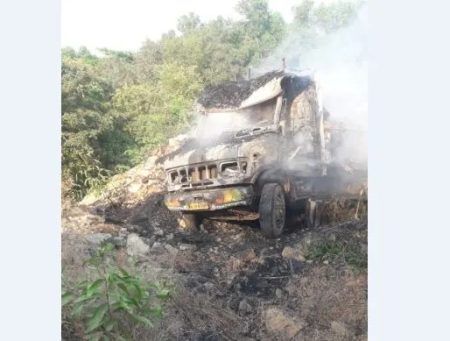 ಬಂಟ್ವಾಳ : ಒಣ ಹುಲ್ಲು ಸಾಗಾಟ ಲಾರಿ ಬೆಂಕಿಗಾಹುತಿ