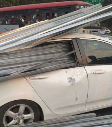 ಮಂಗಳೂರು: ಕಾರಿನ ಒಳಹೊಕ್ಕ ಅಲ್ಯೂಮಿನಿಯಂ ಪಟ್ಟಿ, ಪವಾಡ ಸದೃಶವಾಗಿ ಚಾಲಕ ಪಾರು