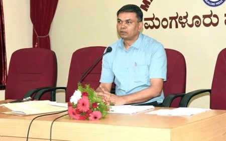 ಅನಧಿಕೃತ ಜಾಹೀರಾತು ಫಲಕ ತೆರವು, ಸಭೆ ಸಮಾರಂಭಗಳ ಮೇಲೆ ನಿಗಾ: ದ.ಕ. ಜಿಲ್ಲಾಧಿಕಾರಿ ಸೂಚನೆ