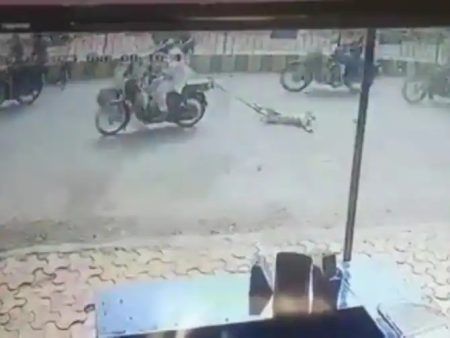 ಬೈಕಿಗೆ ಕಟ್ಟಿ ನಾಯಿಯನ್ನು ಎಳೆದೊಯ್ದ ಕ್ರೂರಿ