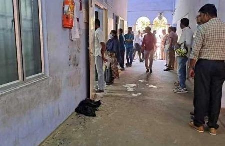 ಕೋರ್ಟ್ ಆವರಣದಲ್ಲೇ ಪತ್ನಿ ಮುಖಕ್ಕೆ ಆ್ಯಸಿಡ್ ಎರಚಿದ ಪತಿ