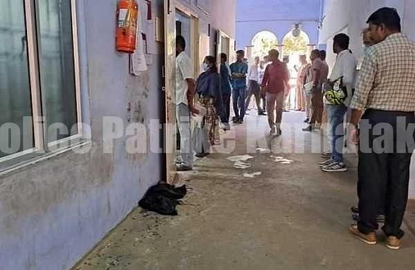 ಕೋರ್ಟ್ ಆವರಣದಲ್ಲೇ ಪತ್ನಿ ಮುಖಕ್ಕೆ ಆ್ಯಸಿಡ್ ಎರಚಿದ ಪತಿ