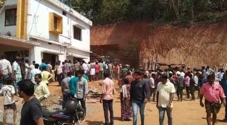 ಮನೆ ಕಾಮಗಾರಿ ವೇಳೆ ತಡೆಗೋಡೆ ಕುಸಿತ – ಮೂವರು ಕಾರ್ಮಿಕರ ಸಾವು…!!