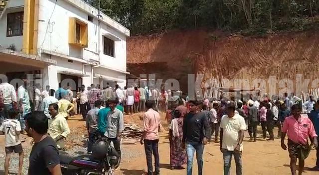 ಮನೆ ಕಾಮಗಾರಿ ವೇಳೆ ತಡೆಗೋಡೆ ಕುಸಿತ – ಮೂವರು ಕಾರ್ಮಿಕರ ಸಾವು…!!