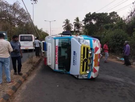 ಕಾರ್ಕಳ: ಆ್ಯಂಬುಲೆನ್ಸ್ ಪಲ್ಟಿ – ನಾಲ್ವರು ಸಣ್ಣಪುಟ್ಟ ಗಾಯದೊಂದಿಗೆ ಪಾರು