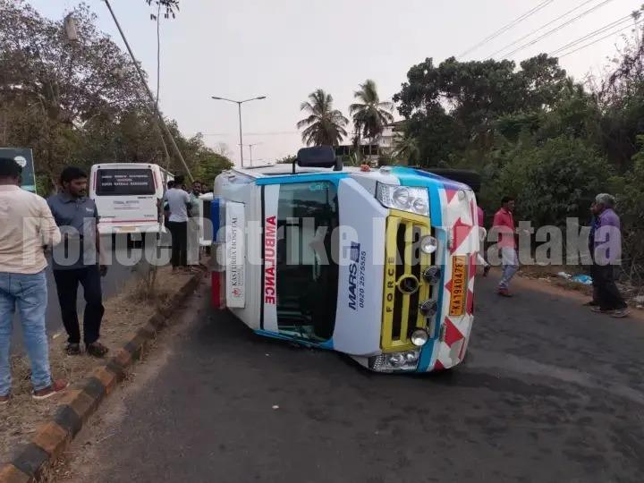 ಕಾರ್ಕಳ: ಆ್ಯಂಬುಲೆನ್ಸ್ ಪಲ್ಟಿ – ನಾಲ್ವರು ಸಣ್ಣಪುಟ್ಟ ಗಾಯದೊಂದಿಗೆ ಪಾರು