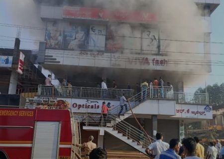 ಉಪ್ಪಿನಂಗಡಿ: ಬಟ್ಟೆ ಅಂಗಡಿಯಲ್ಲಿ ಅಗ್ನಿ ಅವಘಡ, ಅಪಾರ ನಷ್ಟ