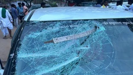 ಯಾದಗಿರಿ: ಕಾಂಗ್ರೆಸ್, ಬಿಜೆಪಿ ಕಾರ್ಯಕರ್ತರ ಮಾರಾಮಾರಿ, 10ಕ್ಕೂ ಹೆಚ್ಚು ಕಾರುಗಳು ಜಖಂ