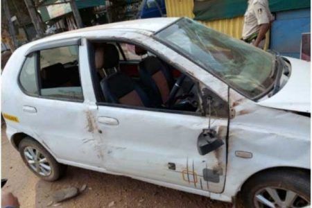 ಬಂಟ್ವಾಳ: ವಿದ್ಯುತ್ ಕಂಬಕ್ಕೆ ಕಾರು ಢಿಕ್ಕಿಯಾಗಿ ಪಲ್ಟಿ – ಪ್ರಯಾಣಿಕರಿಗೆ ಗಾಯ