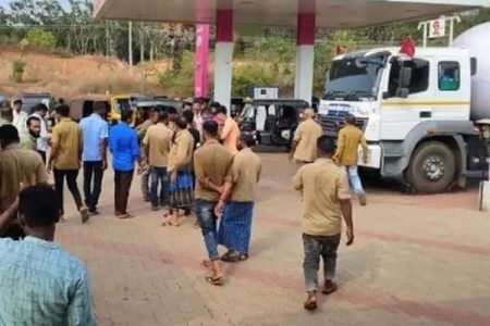 ಕಡಬ: ಗ್ಯಾಸ್ ಪಂಪ್ನಲ್ಲಿ ಅಧಿಕ ದರ ವಸೂಲಿ; ಪ್ರಶ್ನಿಸಿದ ಚಾಲಕನಿಗೆ “ಹೋಗಿ ಹಗ್ಗ ತಗೊಳ್ಳಿ” ಎಂದ ಸಿಬ್ಬಂದಿ- ಮುತ್ತಿಗೆ ಹಾಕಿದ ಆಟೋ ಚಾಲಕರು..!!