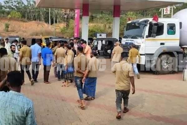 ಕಡಬ: ಗ್ಯಾಸ್ ಪಂಪ್ನಲ್ಲಿ ಅಧಿಕ ದರ ವಸೂಲಿ; ಪ್ರಶ್ನಿಸಿದ ಚಾಲಕನಿಗೆ “ಹೋಗಿ ಹಗ್ಗ ತಗೊಳ್ಳಿ” ಎಂದ ಸಿಬ್ಬಂದಿ- ಮುತ್ತಿಗೆ ಹಾಕಿದ ಆಟೋ ಚಾಲಕರು..!!