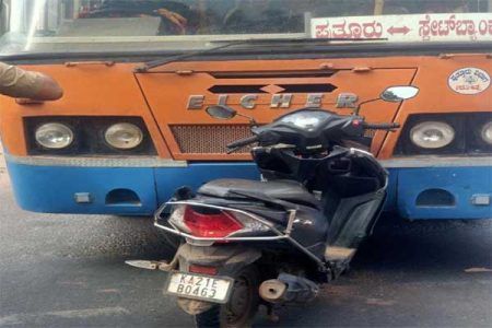 ಪುತ್ತೂರು: ಬಸ್ – ದ್ವಿಚಕ್ರ ವಾಹನ ನಡುವೆ ಅಪಘಾತ; ಪವಾಡ ಸದೃಶ ಸವಾರ ಪಾರು