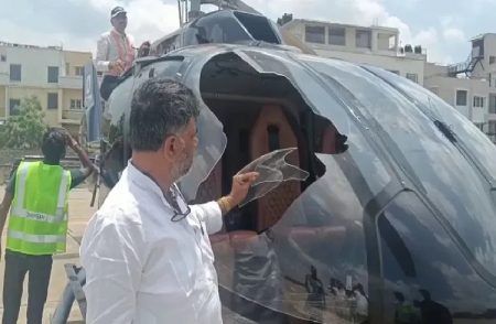 ಡಿಕೆಶಿ ತೆರಳುತ್ತಿದ್ದ ಹೆಲಿಕಾಪ್ಟರ್ಗೆ ಬಡಿದ ರಣಹದ್ದು : ತುರ್ತು ಭೂಸ್ಪರ್ಶ