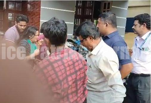 ಕಾರ್ಕಳ: ಆಯತಪ್ಪಿ ಬಾವಿಗೆ ಬಿದ್ದ ಮಹಿಳೆ