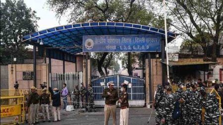 ತಿಹಾರ್ ಜೈಲಿನಲ್ಲಿ ಗ್ಯಾಂಗ್ವಾರ್- 80 ಸಿಬ್ಬಂದಿ ವರ್ಗಾವಣೆ