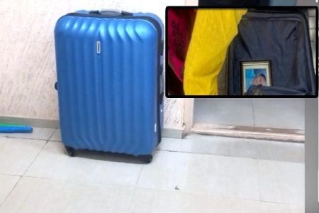 ತಾಯಿಯ ಕೊಂದು ಸೂಟ್ ಕೇಸ್ನಲ್ಲಿ ಶವವನ್ನು ಪೊಲೀಸ್ ಠಾಣೆಗೆ ತಂದ ಪುತ್ರಿ..!