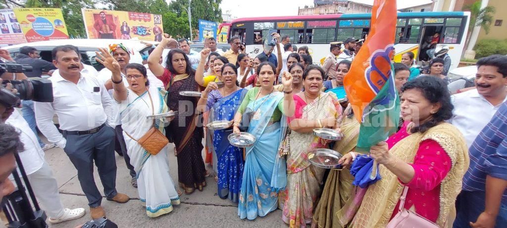 ಜೋಳಿಗೆ ಹಿಡಿದು ಅಕ್ಕಿ ಕೇಳಿದ್ರಲ್ಲ ಶೋಭಕ್ಕ, ಈಗ ಎಲ್ಲಿ ಹೋದ್ರಿ: ಮಮತಾ ಗಟ್ಟಿ