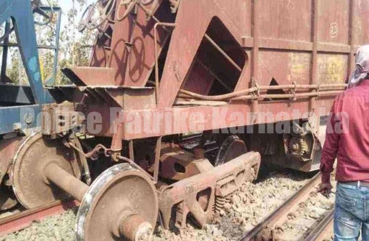 ಟ್ರ್ಯಾಕ್ಟರ್ಗೆ ಡಿಕ್ಕಿ ಹೊಡೆದು ಹಳಿತಪ್ಪಿದ ಗೂಡ್ಸ್ ರೈಲು. ತಪ್ಪಿದ ಭಾರೀ ಅನಾಹುತ