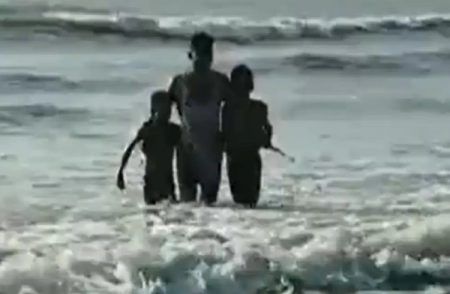 ಸಮುದ್ರ ಪಾಲಾಗುತ್ತಿದ್ದ ಇಬ್ಬರು ಮಕ್ಕಳನ್ನು ರಕ್ಸಿಸಿದ ಕಾನ್ಸ್ಟೇಬಲ್