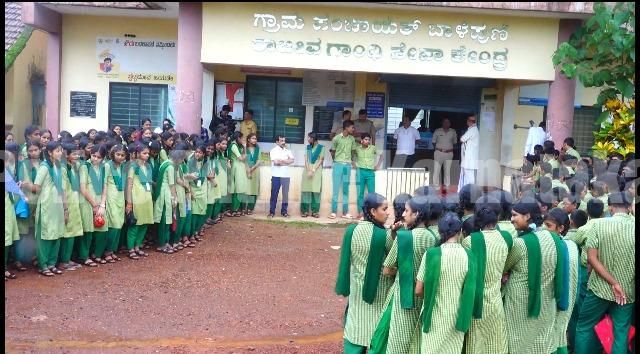 ಕೊಣಾಜೆ: ಬಾರ್ & ರೆಸ್ಟೋರೆಂಟ್ ಸ್ಥಳಾಂತರಿಸುವಂತೆ ಶಾರದಾ ವಿದ್ಯಾ ಗಣಪತಿ ಶಾಲೆಯ ವಿದ್ಯಾರ್ಥಿಗಳಿಂದ ಪಂಚಾಯತ್ ಗೆ ಮುತ್ತಿಗೆ